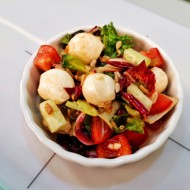 Салат с моцареллой и перцем халапеньо