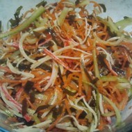 Салат с морской капустой и крабовыми палочками