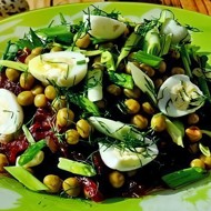 Салат с морской капустой и перепелиными яйцами