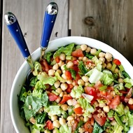 Салат с нутом и свежими овощами