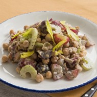 Салат с нутом и виноградом