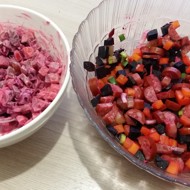 Салат с охотничьими колбасками и свеклой