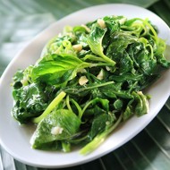 Салат с оливковым маслом, чесноком и лимоном