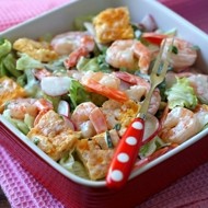 Салат с омлетом и креветками