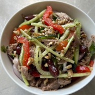 Салат с отварной говядиной и горячим маслом