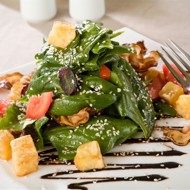 Салат с панчеттой и грецкими орехами