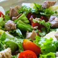 Салат с печенью трески и помидорками черри