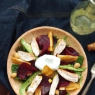 Салат с печеной свеклой, куриной грудкой и яицом пашот