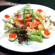 Салат с подкопченой семгой и хурмой