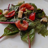 Салат с помидорами черри и моцареллой