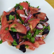 Салат с помидорами и базиликом