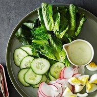 Салат с редисом, огурцом и яйцом