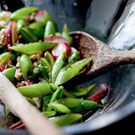 Салат с редисом, сельдереем и зеленым горошком