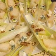 Салат с рокфором, грушами, цикорием и маслом грецкого ореха