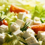 Салат с роменом, томатами, огурцом, фетой и питой