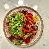 Салат с ростбифом и перцем рамиро