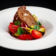 Салат с розовыми томатами и авокадо