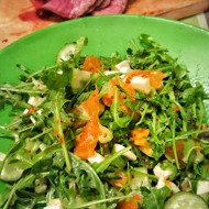 Салат с рукколой, фетой и хурмой