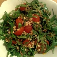 Салат с рукколой, горчичной заправкой и кедровыми орешками