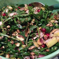 Салат с рукколой, грушей и фетой