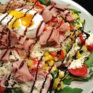 Салат с рукколой, яйцом пашот и тунцом