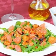 Салат с рукколой, курицей и грейпфрутом