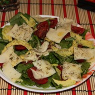 Салат с рукколой, помидорами черри, авокадо и моцареллой