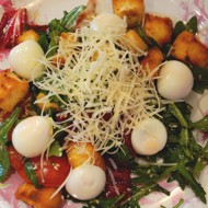Салат с рукколой, помидорами и сухарями