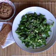 Салат с рукколой, сельдереем, изюмом и киноа