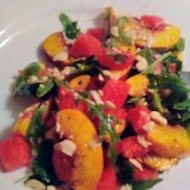 Салат с рукколой, персиком и арбузом