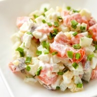 Салат с семгой и перепелиными яйцами