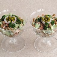 Салат с сухариками и копченой колбасой