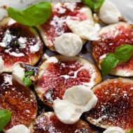 Салат с сыром, инжиром и базиликом