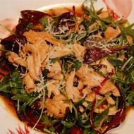 Салат с теплым лососем