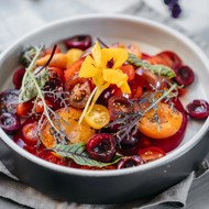 Салат с томатами, черешней и абрикосами