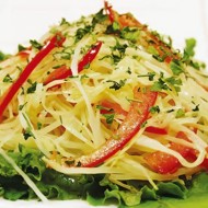 Салат с томатами, капустой, острым перцем, кукурузой и тертым сыром