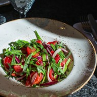 Салат с томатами, луком и тархуном