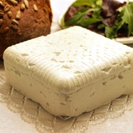 Салат с травами и теплым козьим сыром