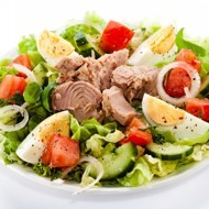 Салат с тунцом и черри