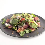 Салат с тунцом и молодым сыром