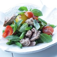 Салат с тунцом, сладким перцем и стручковой фасолью