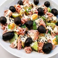 Салат с тунцом, яйцом и огурцом