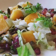 Салат с творогом, манго и белым грейпфрутом