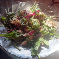 Салат с утиной грудкой, грушей, рокфором и руколой