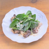 Салат с вешенками и шпинатом