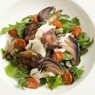 Салат с вяленым помидорами, инжиром и карамелизованным луком