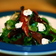 Салат с вялеными помидорами и козьим сыром