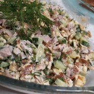 Салат с яичным блинчиком, свежим огурцом и копченым цыпленком