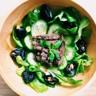 Салат с запеченной бараниной, черносливом и соусом наршараб