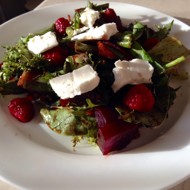 Салат с запеченной свеклой и козьим сыром под малиново-бальзамическим соусом